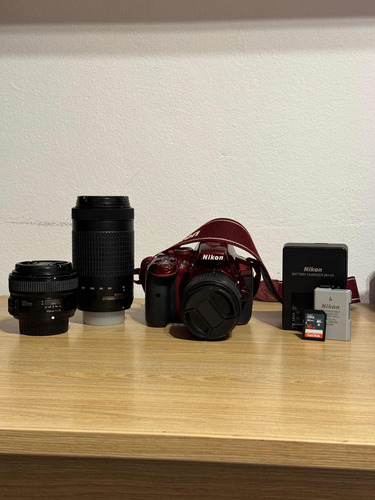 Nikon D5300 Color Bordó + Lente Kit 18-55mm + Lente 70-300mm