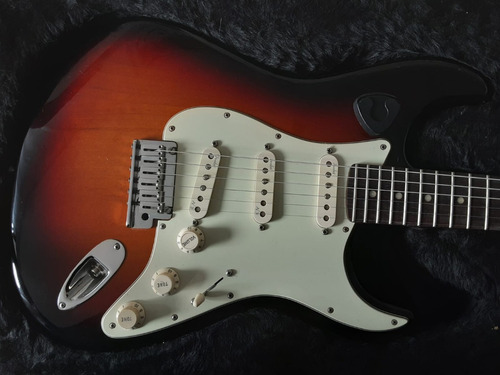 Guitarra Fender Americana Deluxe Stratocaster + Hardcaze 