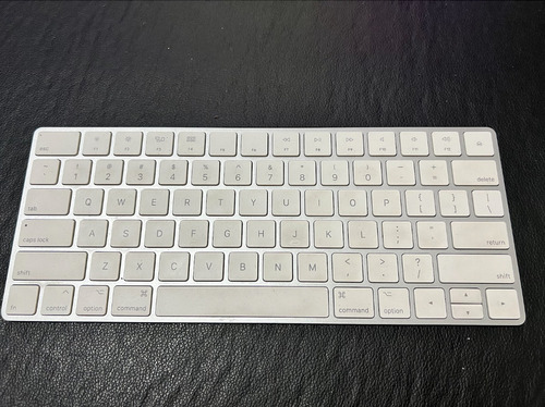 Teclado Bluetooth Apple Magic Qwerty Inglês Prata E Branco