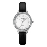 Reloj Mujer Skmei 2027 Cuero Ecologico Minimalista Elegante Malla Negro Bisel Plateado Fondo Blanco
