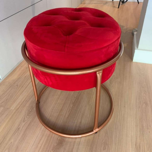 Puff Redondo De Veludo Decorativo Argola De Ferro Cor Assento:vermelho;estrutura:cobre