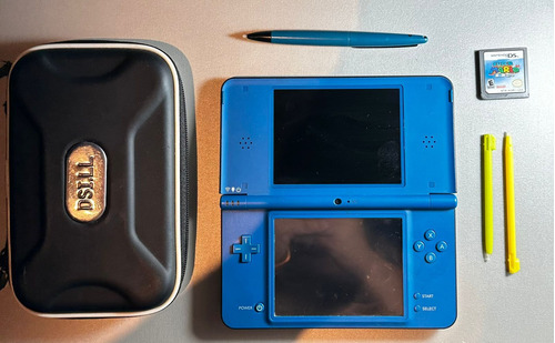 Nintendo Dsi Xl + Nintendo Dsi (acompanha Kit Case + Jogo Em Ambos)