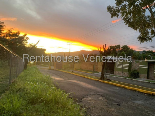 En Venta Mp Casa Tipo Chalet Para Actualizar, En Calle Cerrada De Colinas De Guataparo, Con Porton De Acceso Al Urbanismo. La Casa Cuenta Con 4 Habitaciones, 4 Banos, Cocina En Mamposteria A Remo - Imagen 2