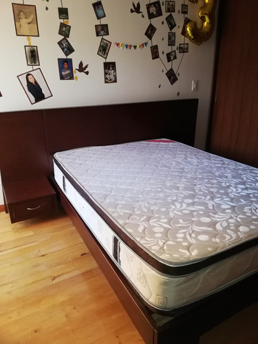 Cama Doble  Con Mesas De Noche En Cabecero