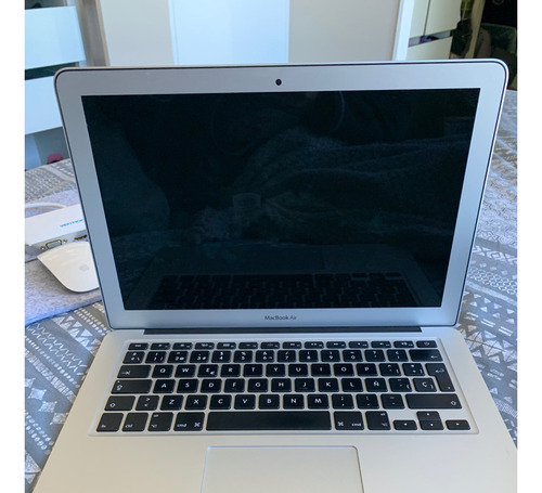 Macbook Air Apple 13'' I5 8va 1.6ghz 128gb + Accesorios