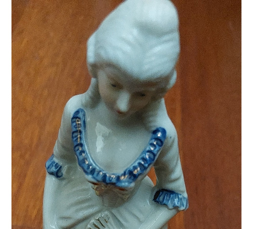Figura De Porcelana Mujer Con Vestimenta Antigua Vintage