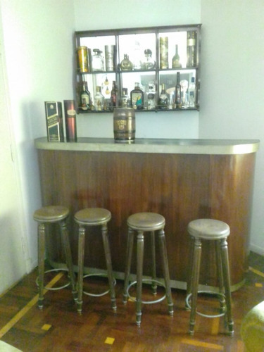 Bar De Madera Con Repisa Para Botellas Y 4 Banquetas