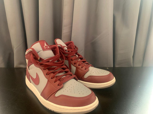 Zapatillas Jordan 1 Color Bordo, Talle 44. 