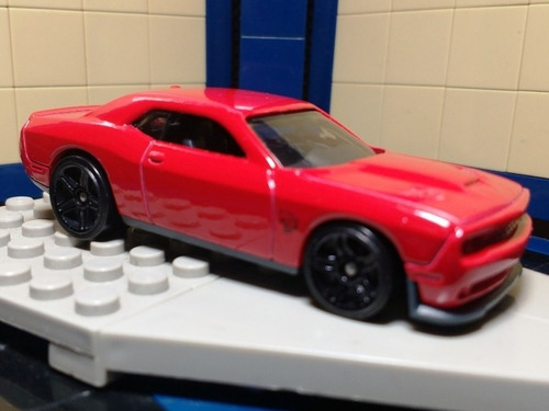 Priviet Dodge Challenger Srt 2015 Hellcat Rojo Hot Wheels 