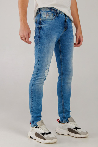 Jean Azul Claro Skinny Con Desgastes De Color Y Rotos En Fre