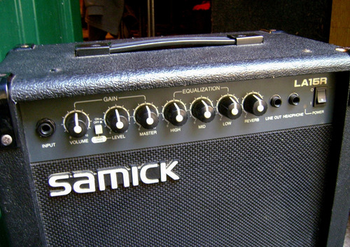 Amplificador Samick 15 Wats Bajo - Fender Squier Laney Ampeg