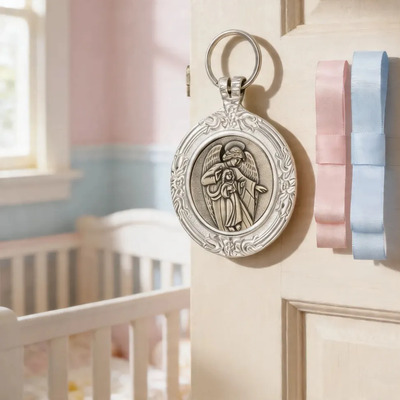 Medalhão Metal De Berço Anjo Da Guarda Proteção Com Fitinhas Cor Prata Velha