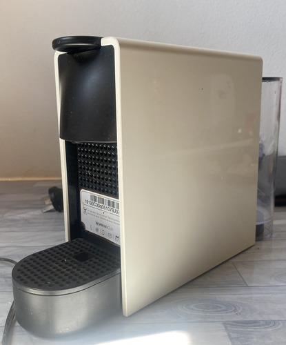 Cafetera Nespresso Essenza Mini C + 