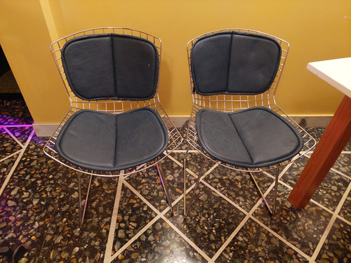 Silla Bertoia Cromada Con Regatones Negros.