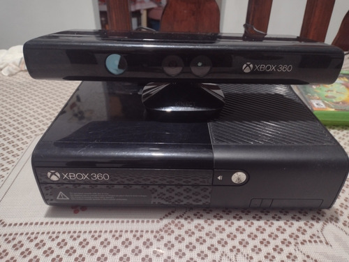 Xbox 360 E+ Kinect . 