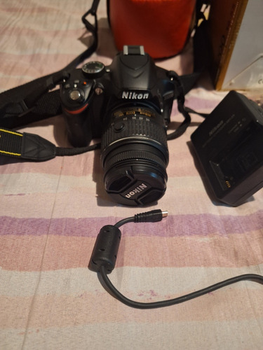  Vendo Cámara Nikon D3200 + Lente 18 55 + Funda