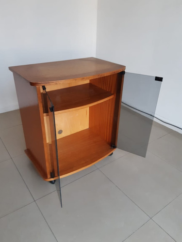 Mueble Madera Tv Con Ruedas Y Puertas De Vidrio