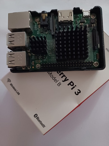 Raspberry Pi 3 B + Gabinete Acrílico Negro