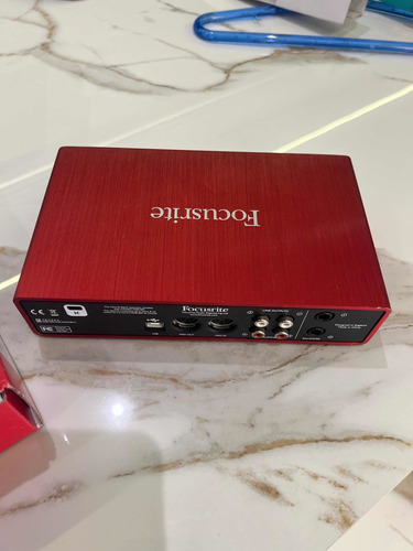 Interface De Áudio Focusrite Scarlett 2i4