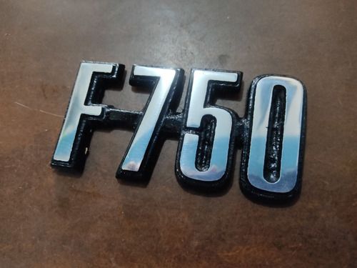 Emblema F750 Camion Hierro Metal Sin Adhesivo Foto 3