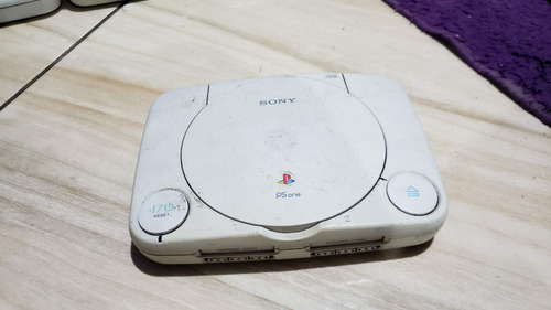 Playstation 1 Psone Só O Aparelho Sem Nada E O Leitor Dele Não Tá Lendo E Testei Controles E Não Funcionaram No Aparelho. 077. A83