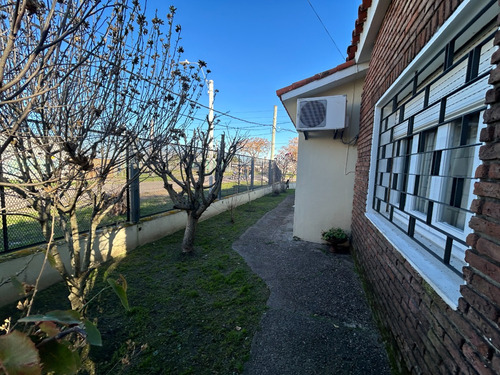 Venta De Casa En Las Piedras De Gran Porte, 4 Dormitorios. - Imagen 2