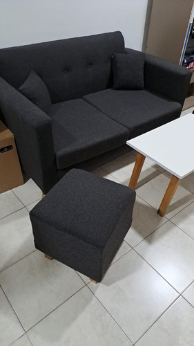 Juego Usado De Living Con Mesa Ratona, Puffs Y 2 Almohadones