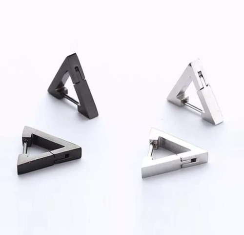 Arete Piercing Oreja Hombre Triangulo Negro Plateado (2 Und)