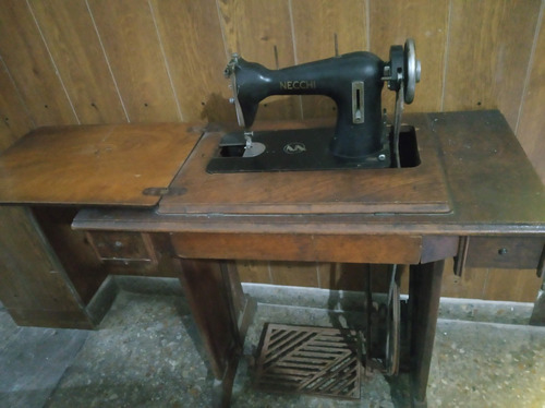 Maquina De Coser Necchi  Con Base A Pedal Antigua