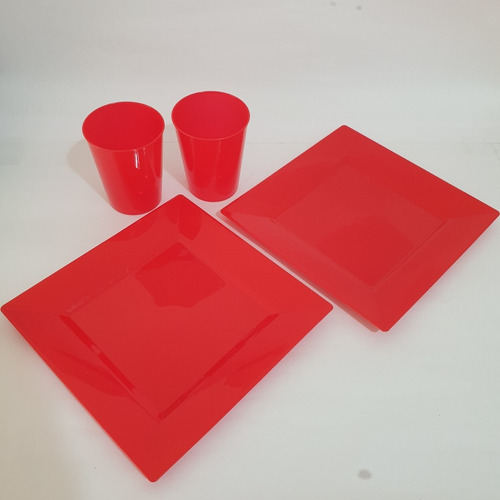 Set: Plato Cuadrado Rigido 20cm + Vaso 9cm Alto. Rojo