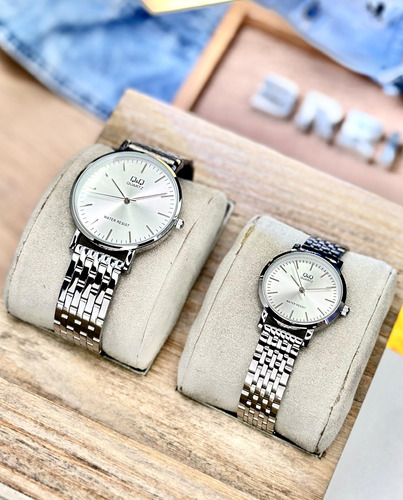 Pareja De Relojes Qyq Pulso Acero Hora Analoga Sumergibles