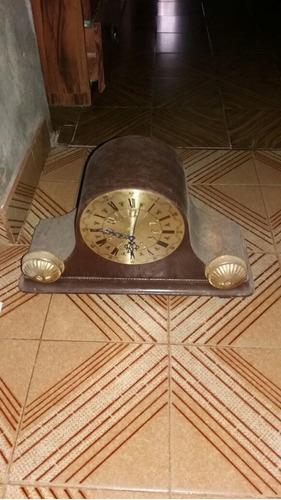 Reloj Antiguo De Mesa Solo Caja A Moderno Máquina Común. 