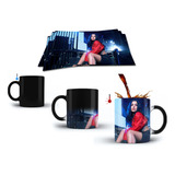 Taza Magica Dua Lipa Posando En Las Escaleras Del Escenario