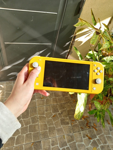 Nintendo Switch Lite (incluye Funda Y Cargador)