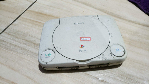 Playstation 1 Psone Só O Aparelho Sem Nada E Ta Sem Leitor, Sem Parafusos, Botão Power Tem Que Ficar Pressionando Pra Acionar. 030. A85