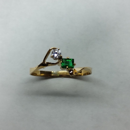 Hermoso Anillo  Tú Y Yo En Oro 18k, Con Esmeralda Y Circón.