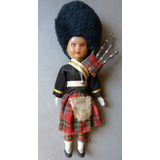 Muñeca Con Traje Típico Gaitero Escocia 18 Cms