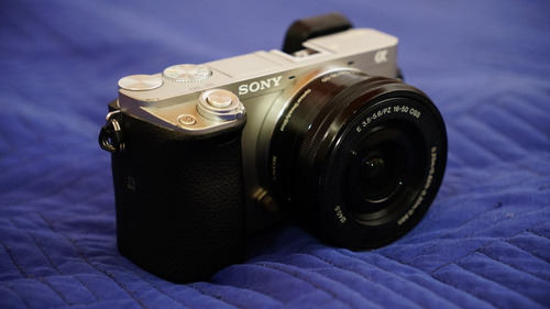 Sony Alpha A6000. Perfecto Estado. Color Plata. Lente 16 50 