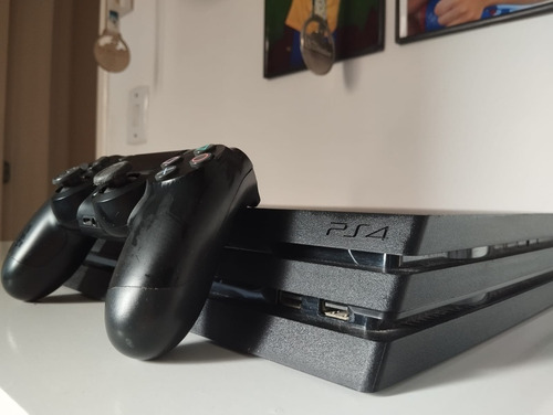  Sony Playstation 4 Pro Slim 1tb Acessórios Incluídos.