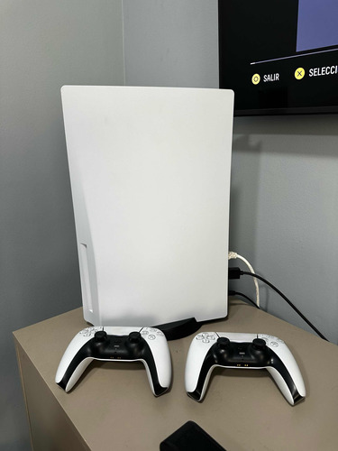 Sony Playstation 5 825gb Standard Color  Blanco + 2 Mandos