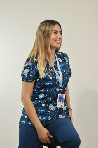 Polera Clínica Mujer Gatos Azules Enfermera Uniforme Sami