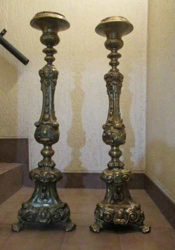 Antiguo Par Candelabros Altar Bronce Chapa Liviano 94cm Alto