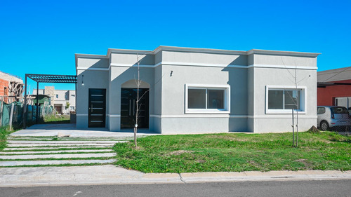 Venta Casa 4 Ambientes Con Patio Y Parrilla - Santa Lucia, Pilar Del Este.