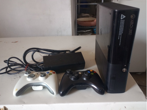 Xbox 360 Slim Color Negro Con 2 Controles 