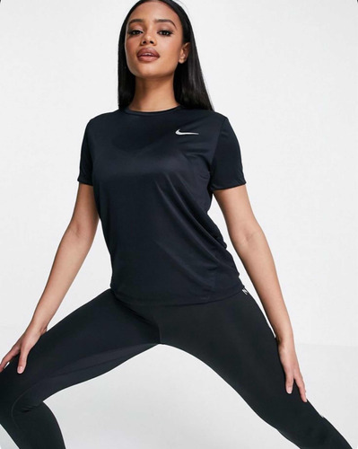 Remera Nike Running Negra De Mujer Clásica