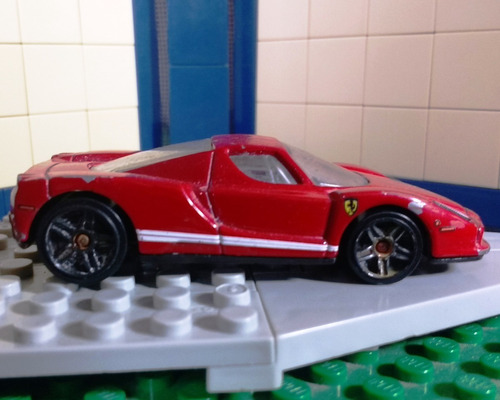 Priviet Ferrari Enzo Rojo Blanco Hot Wheels Hw 