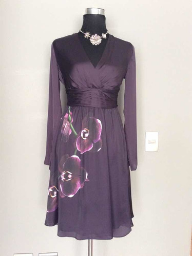 Po Vestido Morado Satinado Con Flor En La Falda, Talla Xs.