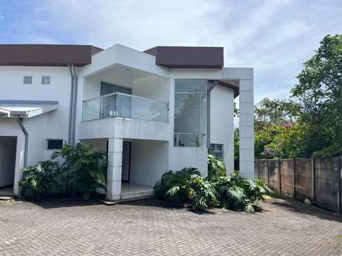 Vendo Hermosa Propiedad En Ángeles De San Rafael Heredia, Elegante Casa Y Amplias Zonas Verdes