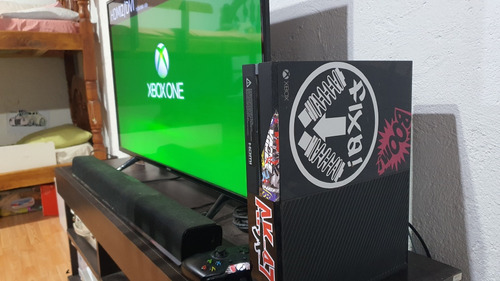 Xbox One 750 Gb + 1 Joystick