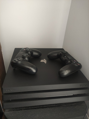 Playstation 4 Pro Con Dos Controles Y Un Juego